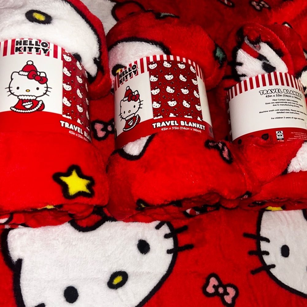 Hello kitty Christmas edition blanket 🎄💕 3 available this post is for 1